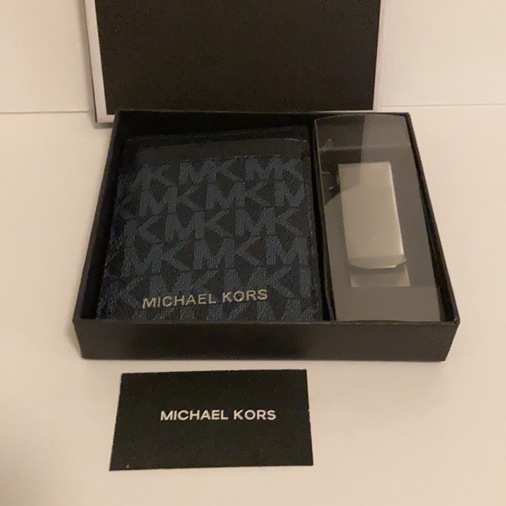 MICHAEL KORS Logo Card Case with Bill Clip - Picture 8 of 9